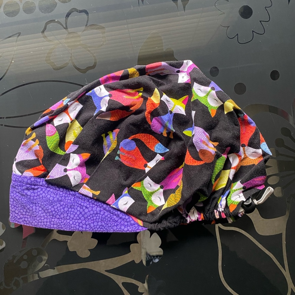 Bouffant style scrub cap